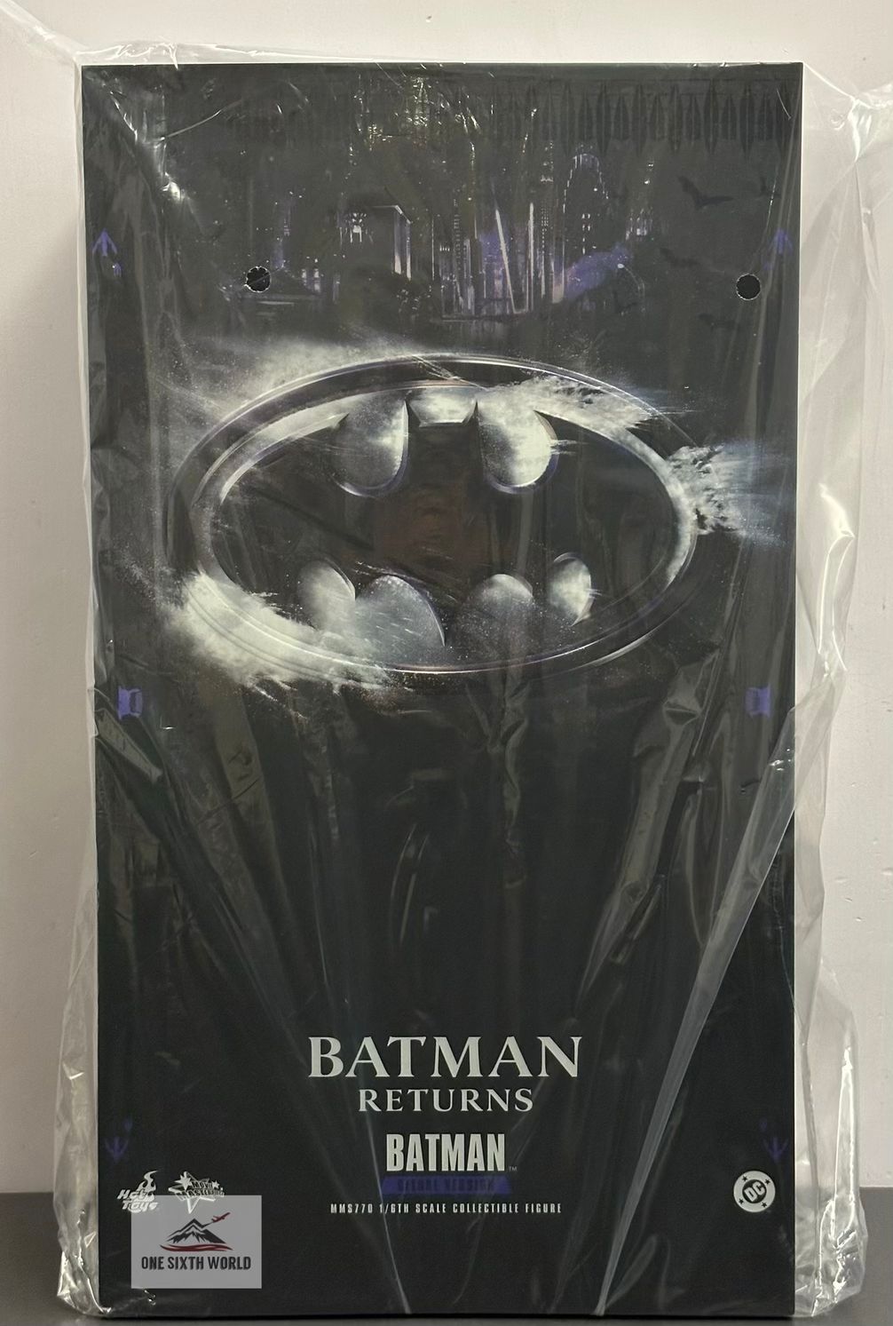 Hot Toys MMS770 Batman Returns
Batman (Deluxe Version)
1/6th scale Collectible Figure - Image 8