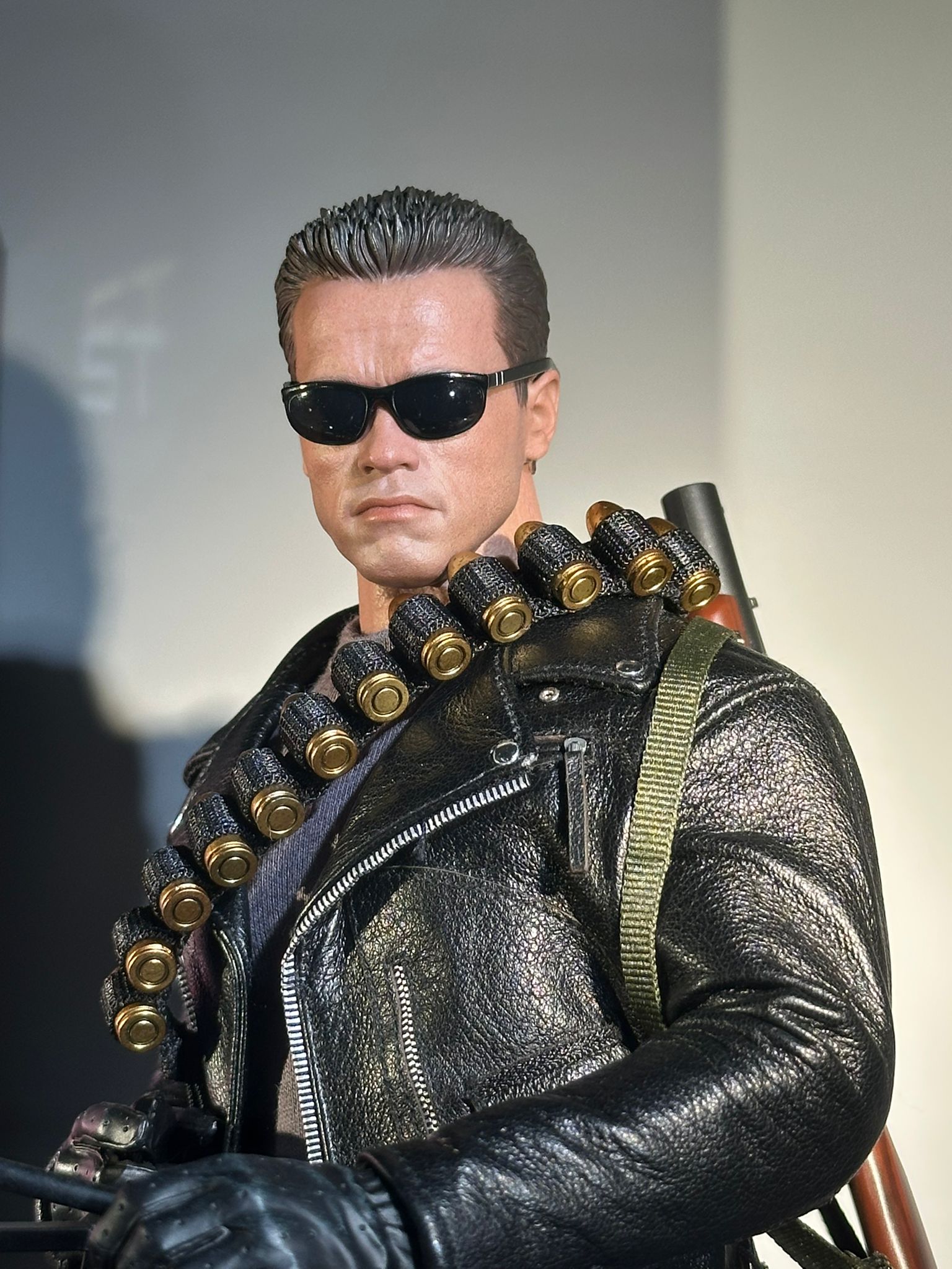 Hot Toys MMS795 Terminator 2: Judgment Day
T-800 (2.0)
1/6th scale Collectible Figure - Image 4
