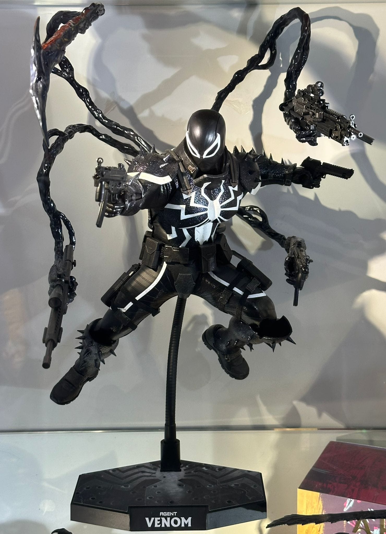 Hot Toys CMS025 Marvel Comics
Agent Venom
1/6th scale Collectible Figure - Image 7