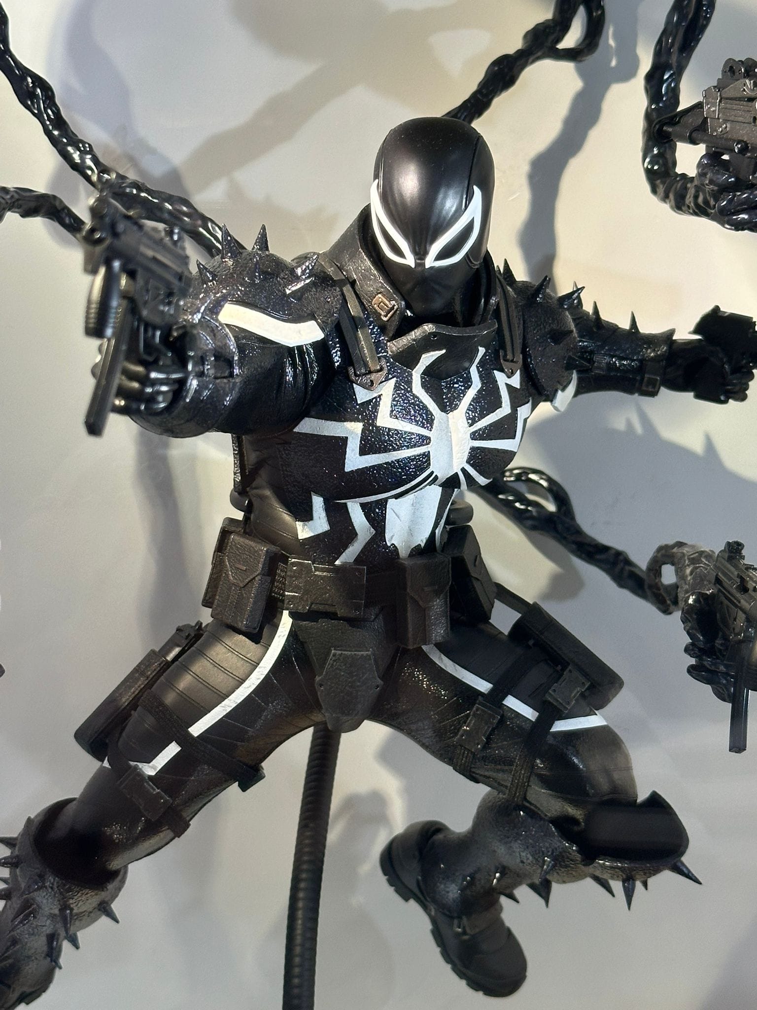 Hot Toys CMS025 Marvel Comics
Agent Venom
1/6th scale Collectible Figure - Image 5