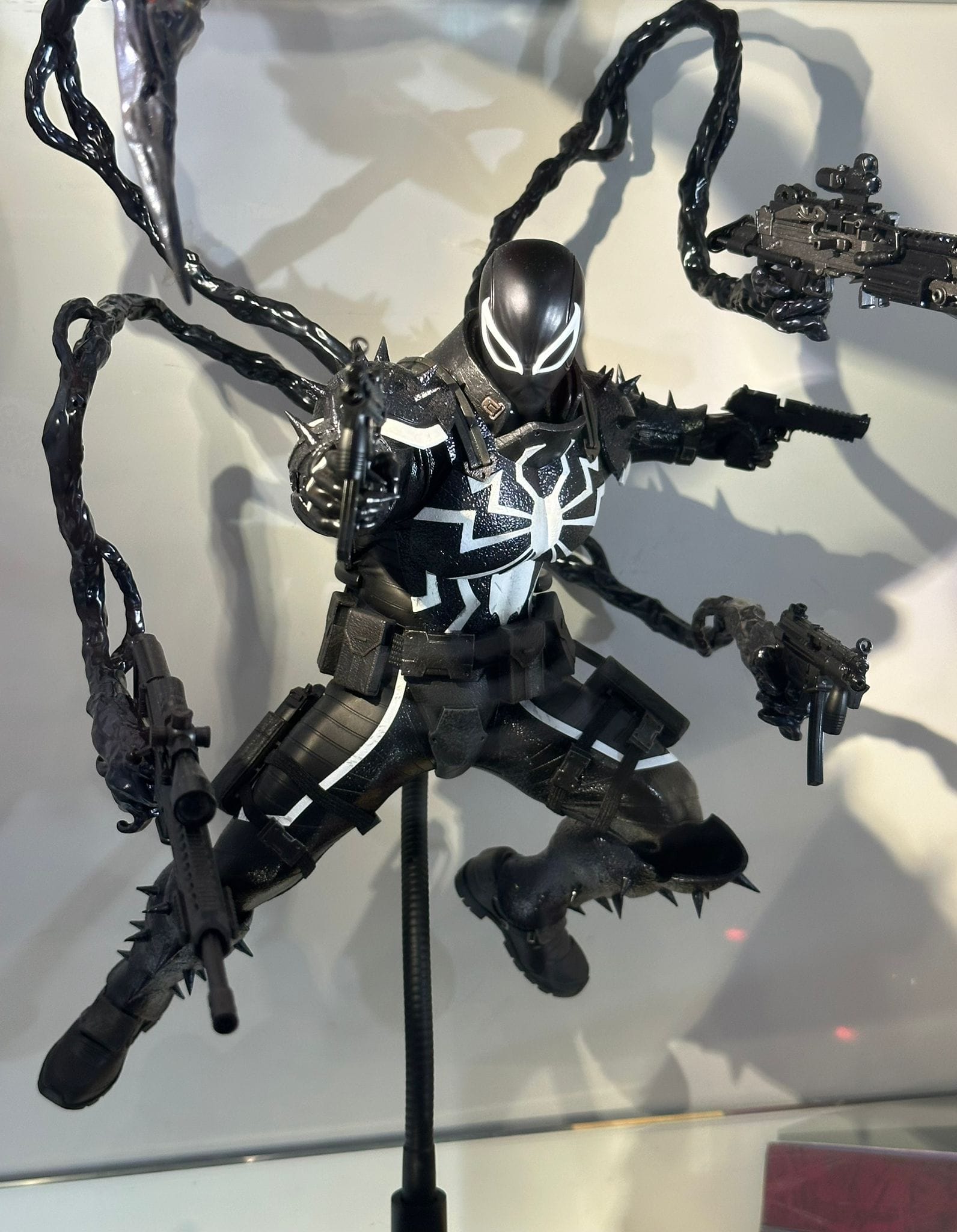 Hot Toys CMS025 Marvel Comics
Agent Venom
1/6th scale Collectible Figure - Image 6