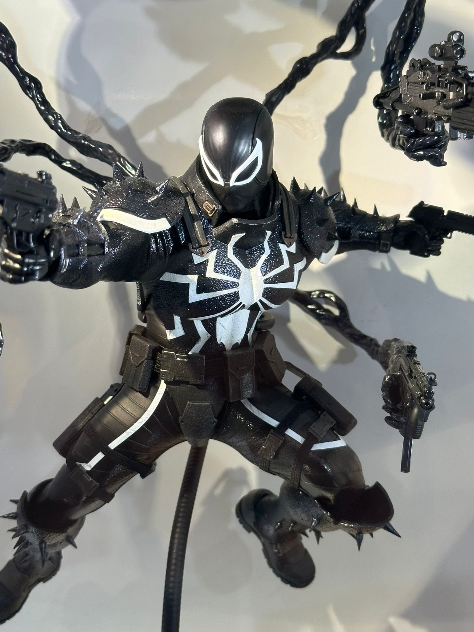 Hot Toys CMS025 Marvel Comics
Agent Venom
1/6th scale Collectible Figure - Image 3