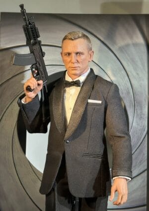 Hot Toys MMS803 No Time To Die
James Bond
1/6th scale Collectible Figure