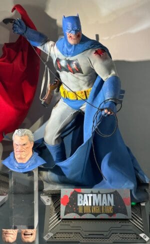 Hot Toys CMS031 Batman: The Dark Knight™ Returns
Batman™ (Battle Damaged Version)
1/6th scale Collectible Figure