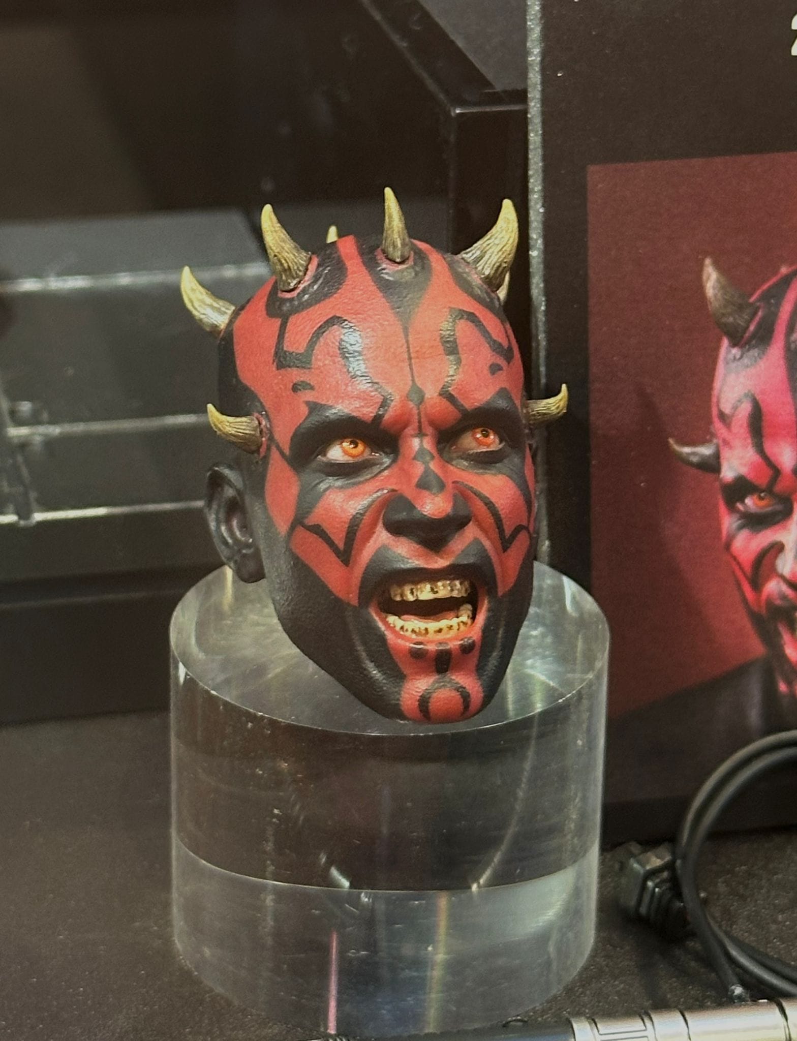 Hot Toys TMS187 Star Wars: Maul – Shadow Lord™
Maul™
1/6th scale Collectible Figure - Image 3