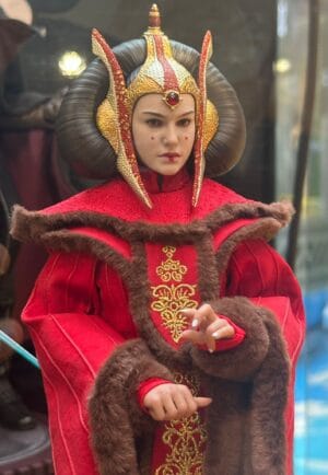 Hot Toys MMS883 Star Wars: The Phantom Menace™
Queen Amidala™
1/6th scale Collectible Figure
