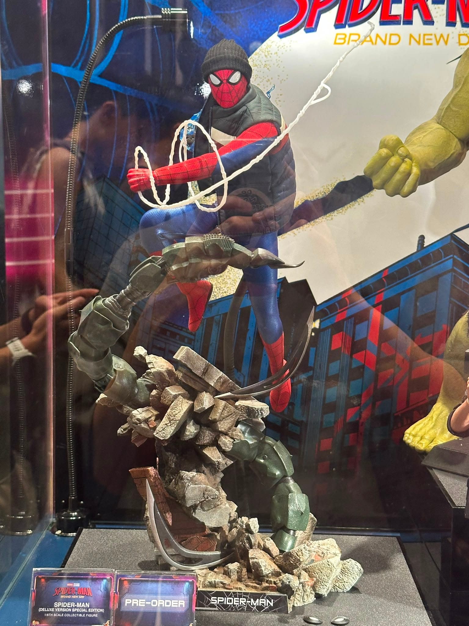 Hot Toys MMS893B Spider-Man: Brand New Day
Spider-Man (Deluxe Version) Special Edition
1/6th scale Collectible Figure - Image 2