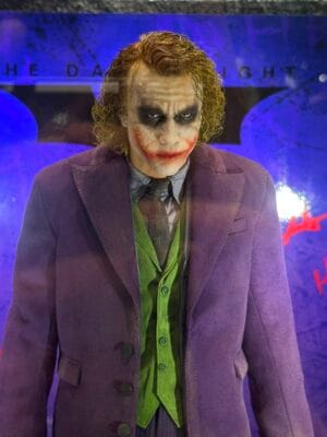 Hot Toys QS028AE The Dark Knight ™
The Joker ™ (2.0)
(Artisan Edition) [Hot Toys Exclusive]
1/4th scale Collectible Figure