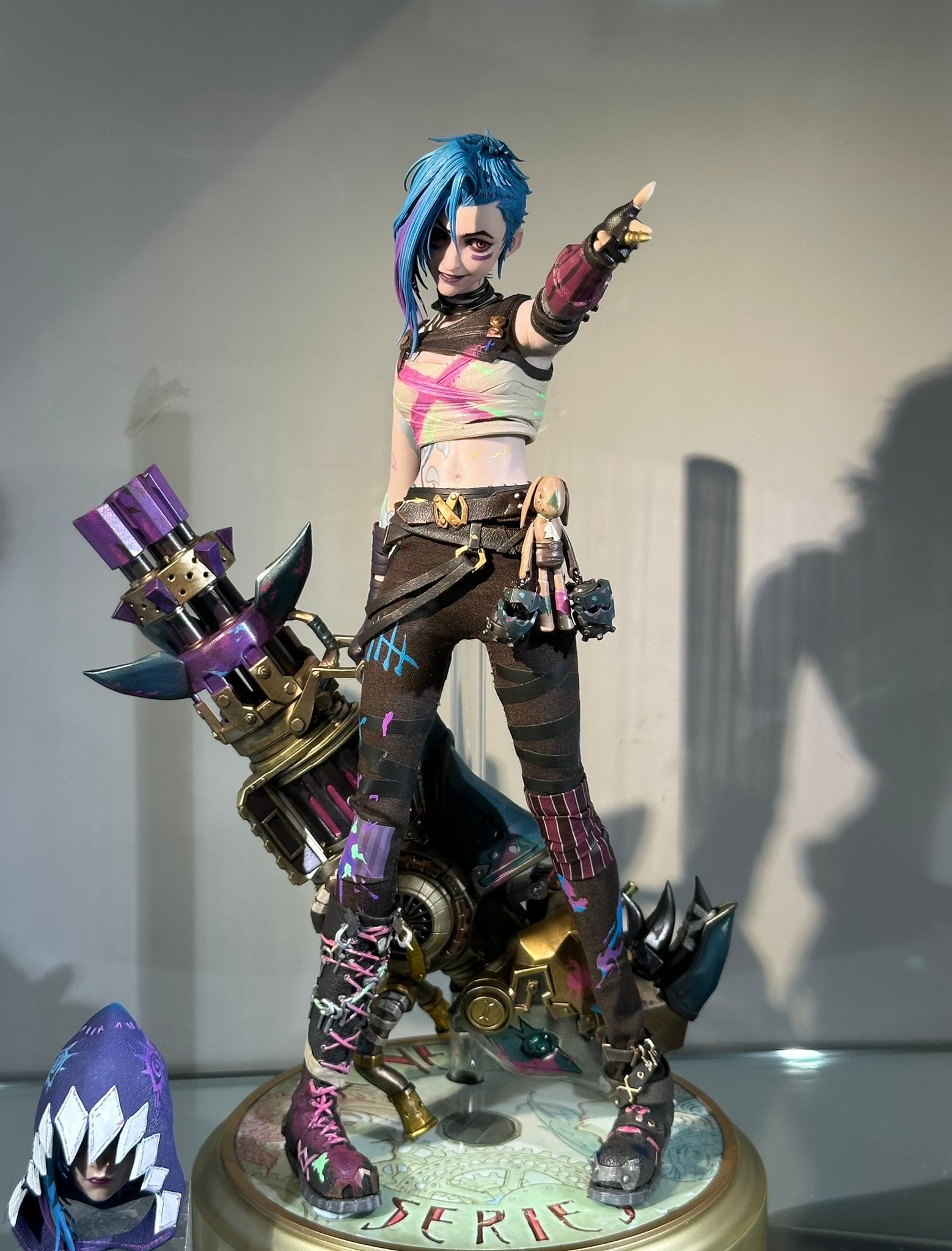 Hot Toys TMS183 Arcane
Fractured Jinx
1/6th scale Collectible Figure - Image 2
