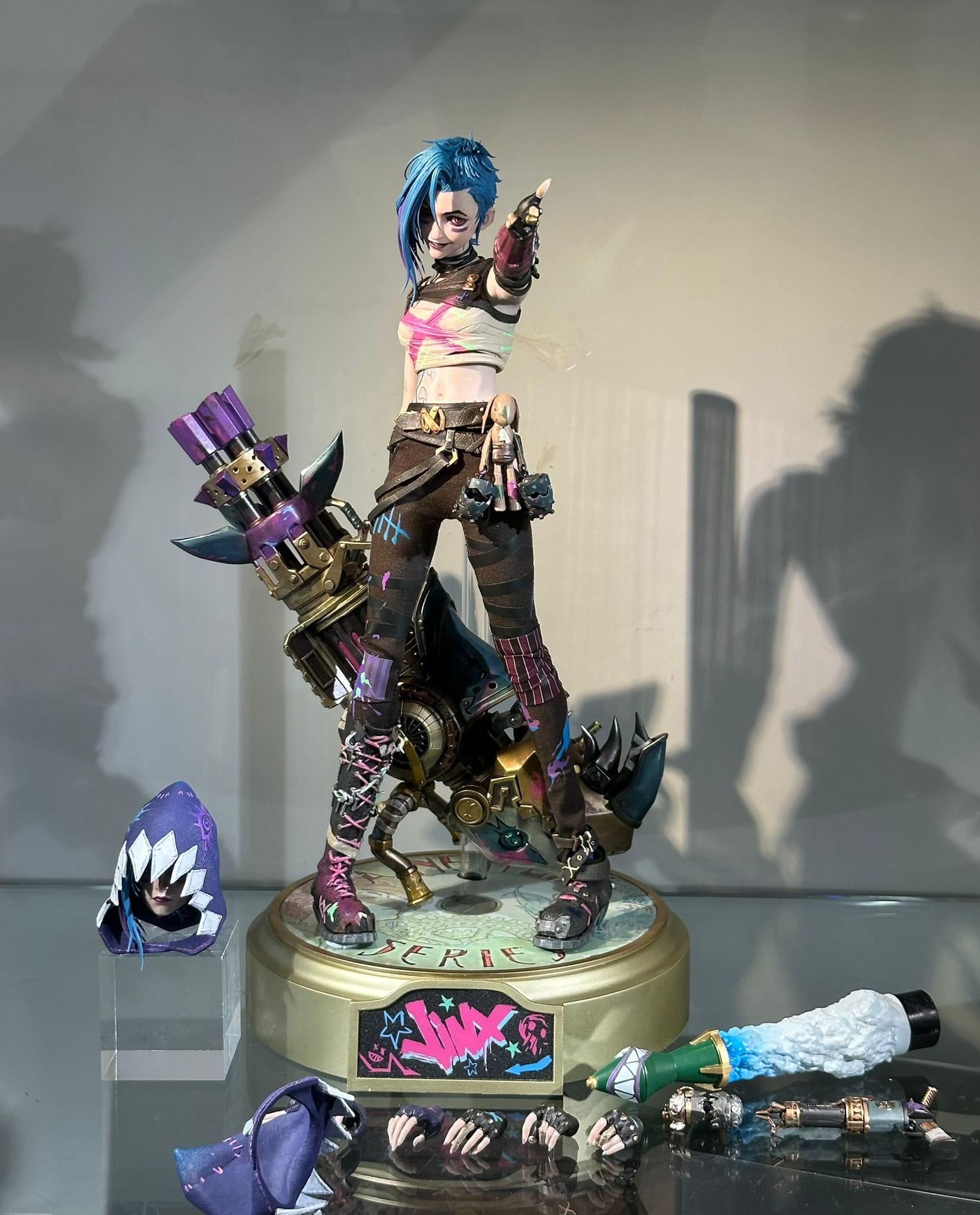Hot Toys TMS183 Arcane
Fractured Jinx
1/6th scale Collectible Figure - Image 4