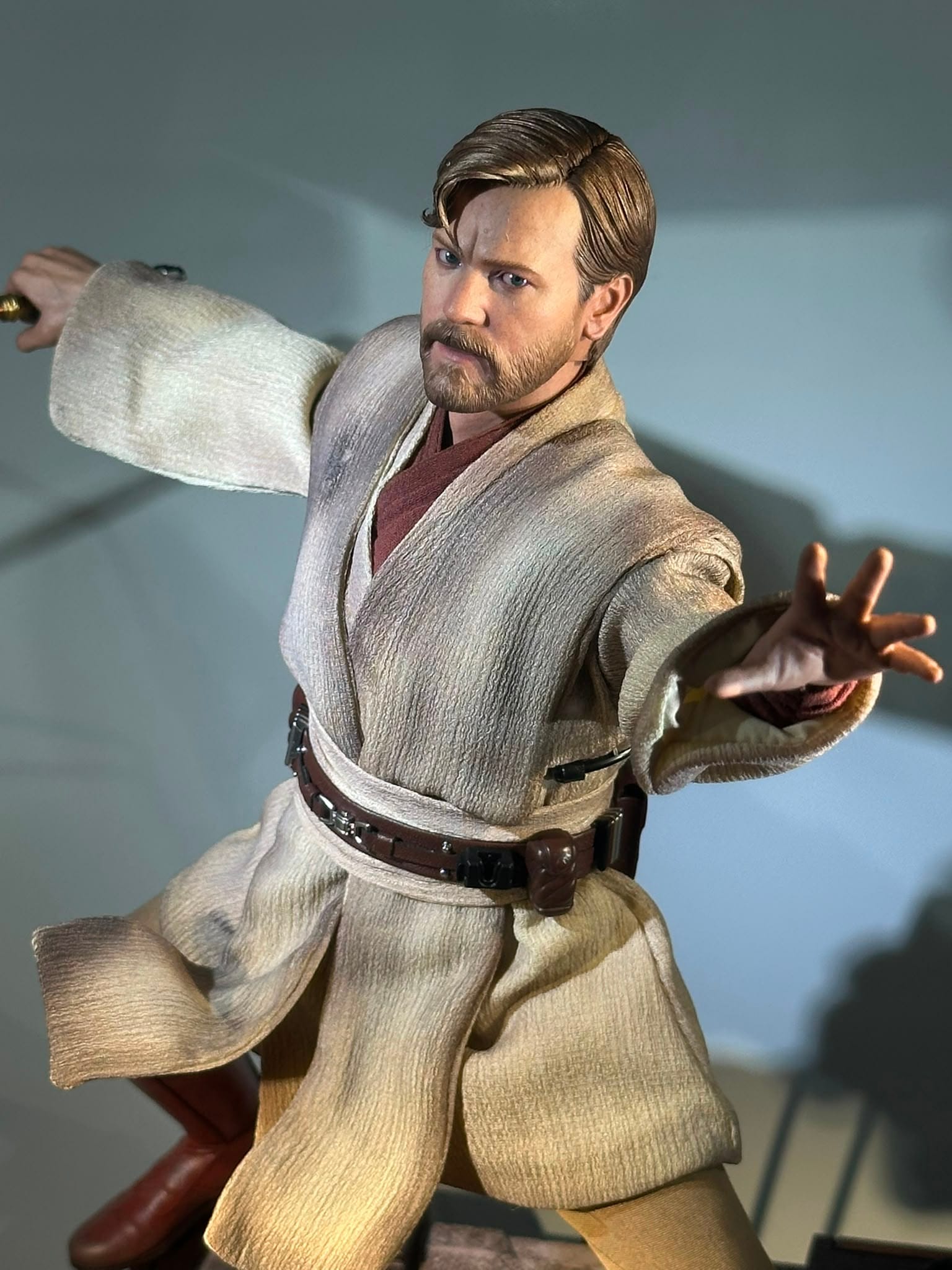 Hot Toys MMS843 Star Wars: Revenge of the Sith™
Obi-Wan Kenobi™ (Mustafar)
1/6th scale Collectible Figure - Image 2