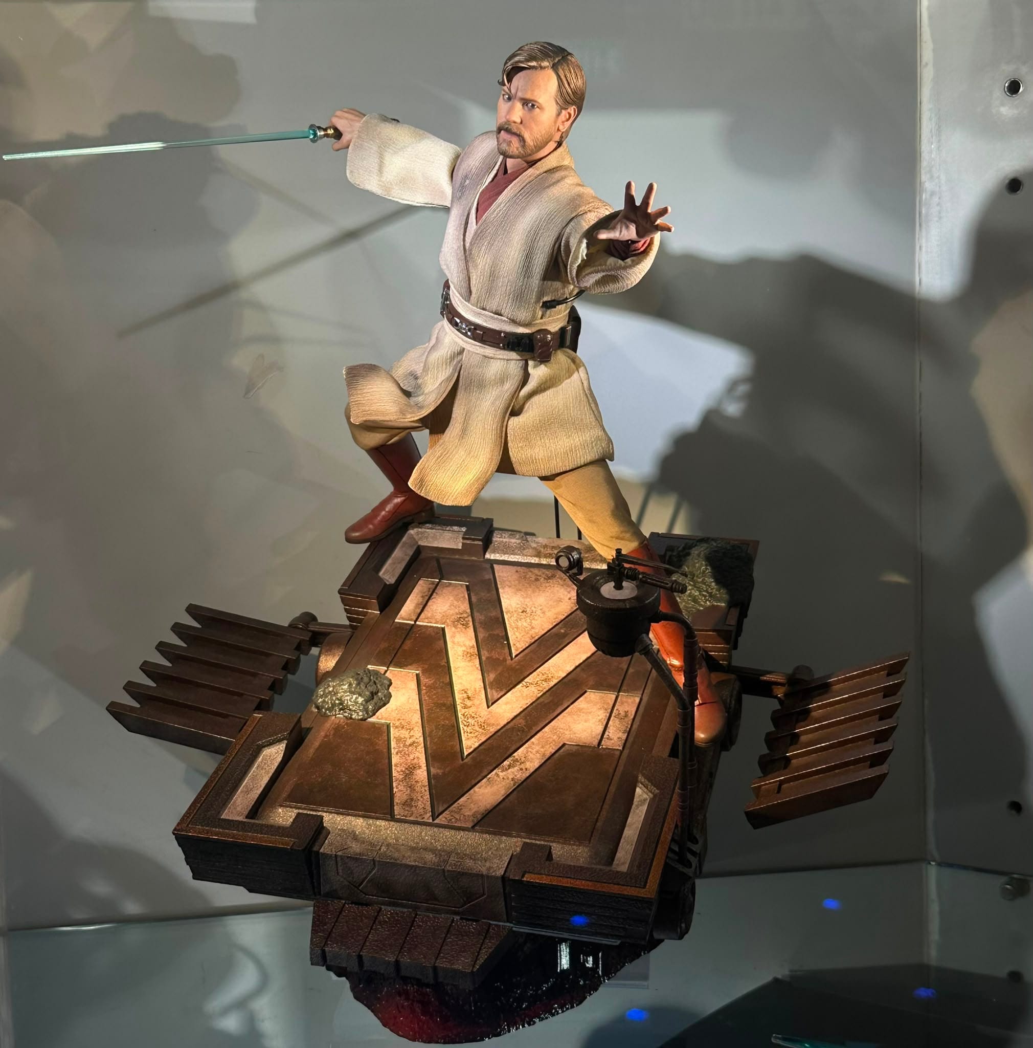 Hot Toys MMS843 Star Wars: Revenge of the Sith™
Obi-Wan Kenobi™ (Mustafar)
1/6th scale Collectible Figure - Image 3