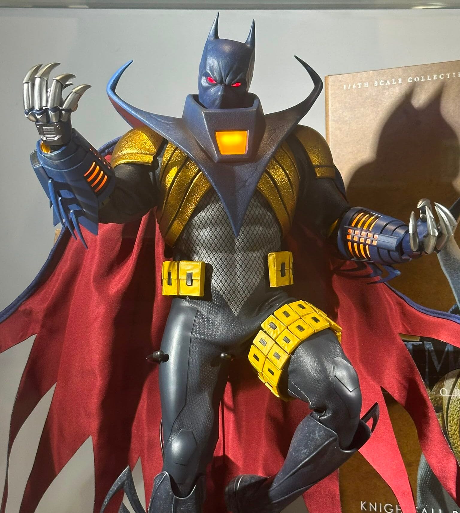 Hot Toys VGM74 Batman: Arkham Origins
Knightfall Batman™
1/6th scale Collectible Figure