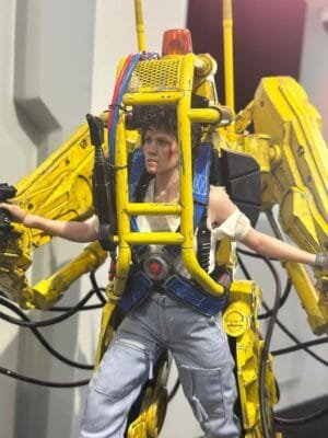 Hot Toys MMS923 Aliens
Ellen Ripley and Power Loader
1/6th scale Collectible Set