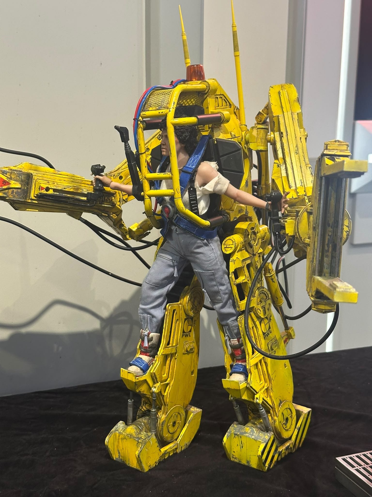 Hot Toys MMS923 Aliens
Ellen Ripley and Power Loader
1/6th scale Collectible Set - Image 2