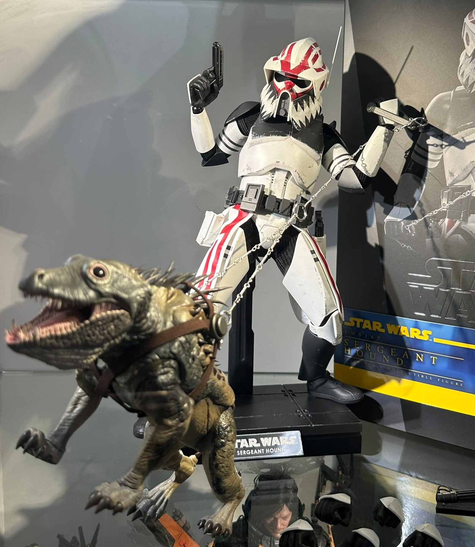 Hot Toys TMS167 Star Wars: The Clone Wars™
Sergeant Hound™
1/6th scale Collectible Figure - Image 2