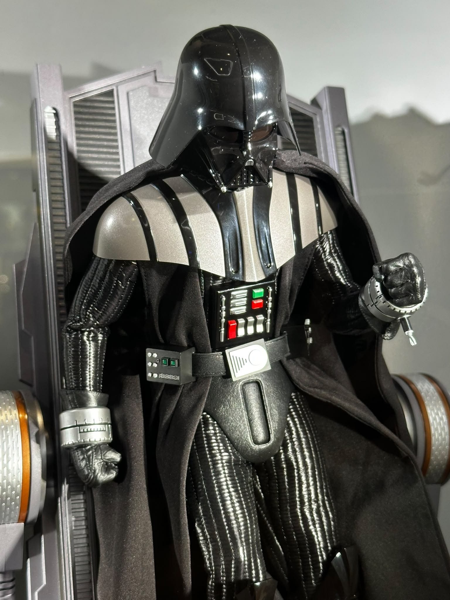 Hot Toys MMS811B Star Wars: Revenge of the Sith™
Darth Vader™ (Deluxe Version) Special Edition
1/6th scale Collectible Figure - Image 2